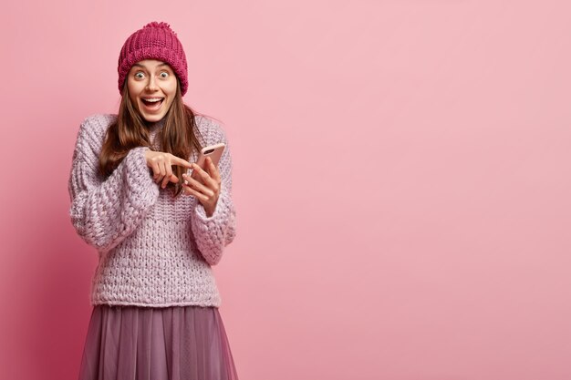 Jeune femme brune portant des vêtements d'hiver colorés