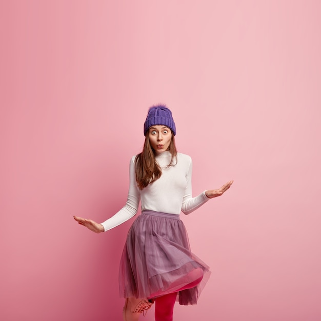 Jeune femme brune portant des vêtements d'hiver colorés