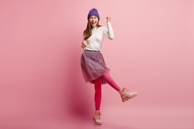 Jeune femme brune portant des vêtements d'hiver colorés