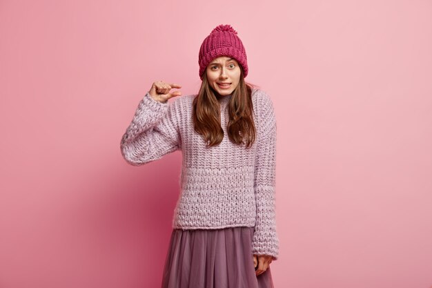 Jeune femme brune portant des vêtements d'hiver colorés