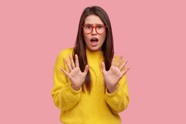 Jeune femme brune en pull jaune