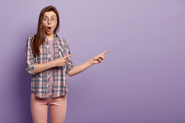 Jeune femme brune en vêtements colorés