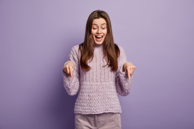 Jeune femme brune en vêtements d'hiver confortables