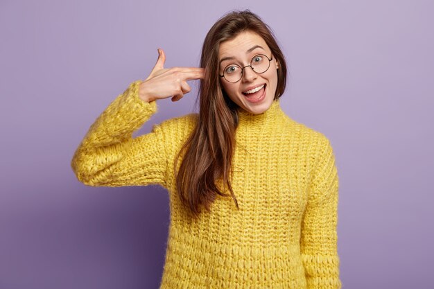 Jeune femme brune en vêtements d'hiver