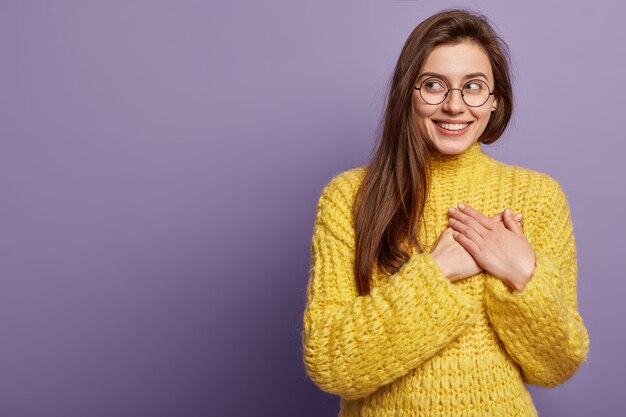 Jeune femme brune en vêtements d'hiver