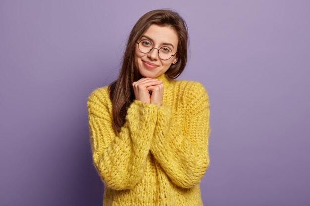 Jeune femme brune en vêtements d'hiver