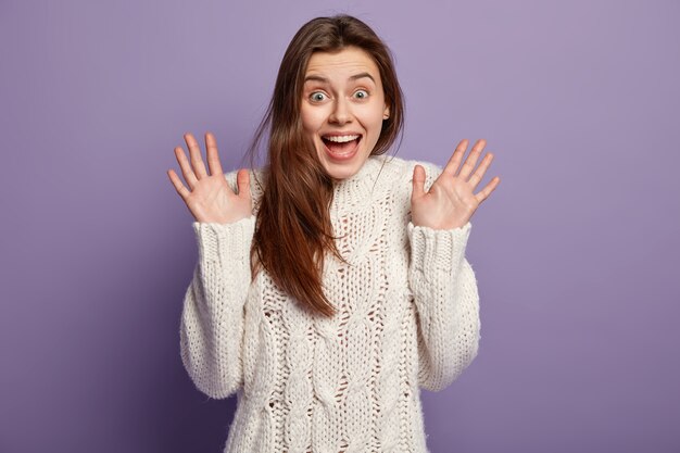 Jeune femme brune en vêtements d'hiver