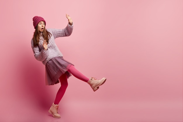 Jeune femme brune en vêtements d'hiver