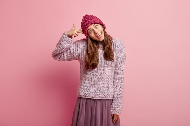 Jeune femme brune en vêtements d'hiver