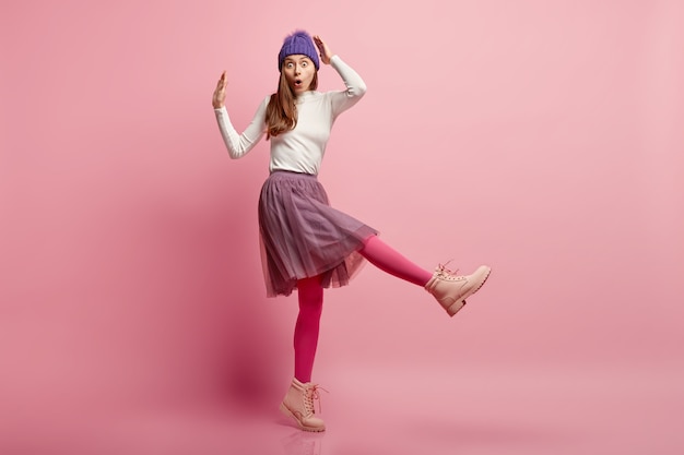 Jeune femme brune en vêtements d'hiver