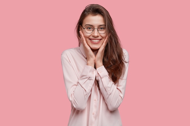 Jeune femme brune vêtue d'une chemise blanche