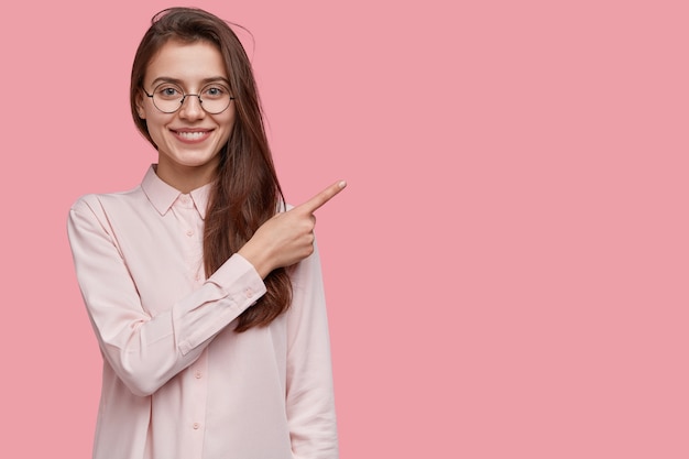 Jeune femme brune vêtue d'une chemise blanche