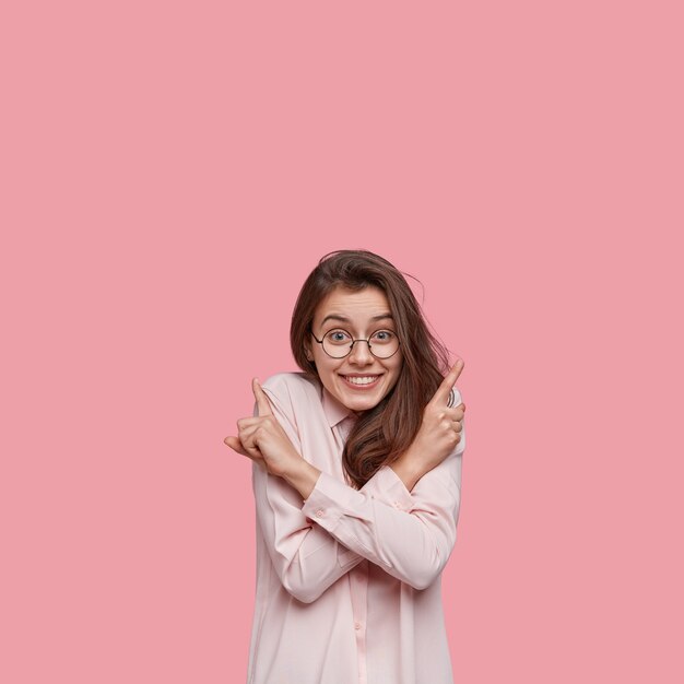 Jeune femme brune vêtue d'une chemise blanche