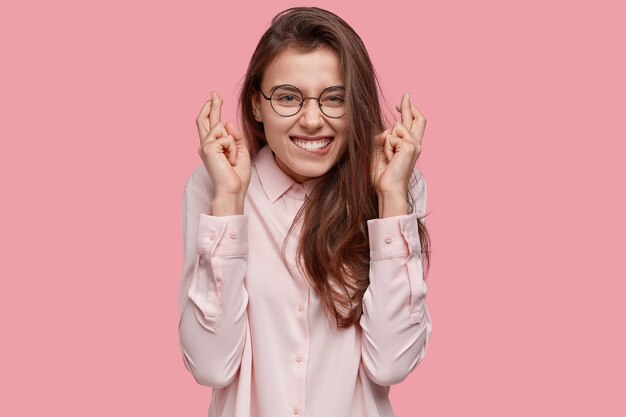 Jeune femme brune vêtue d'une chemise blanche