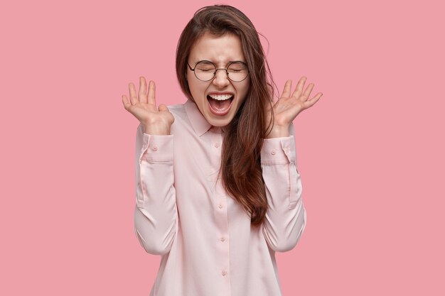 Jeune femme brune vêtue d'une chemise blanche