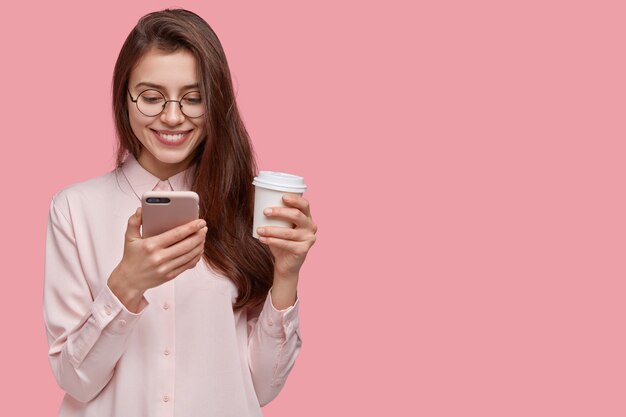 Jeune femme brune vêtue d'une chemise blanche