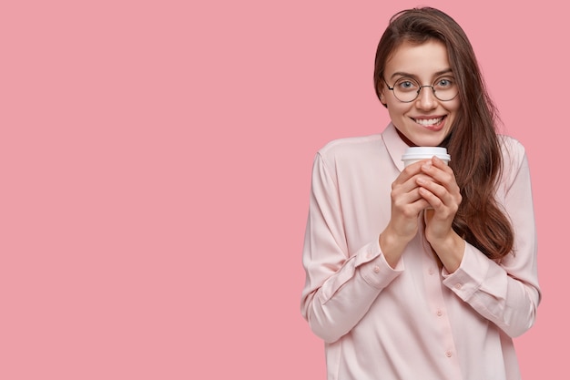 Jeune femme brune vêtue d'une chemise blanche