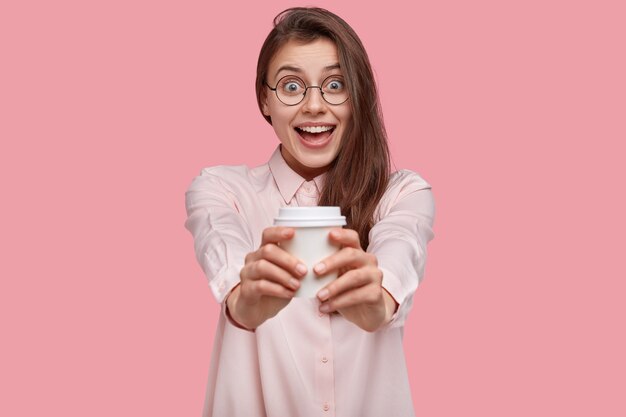 Jeune femme brune vêtue d'une chemise blanche