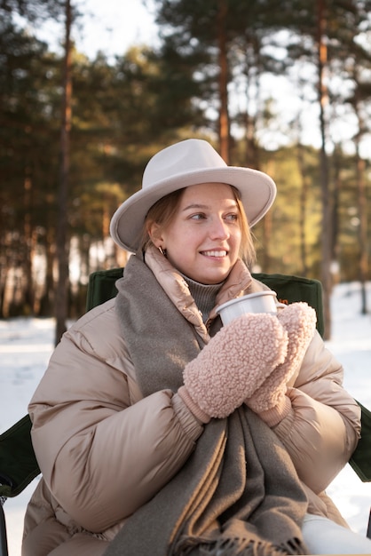 Jeune femme buvant une boisson chaude