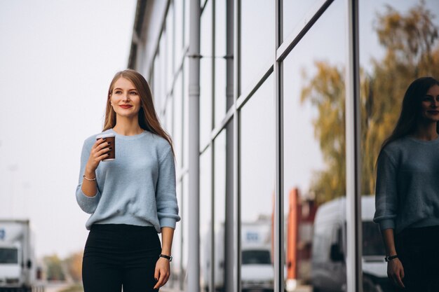 Jeune femme buvant du café au café