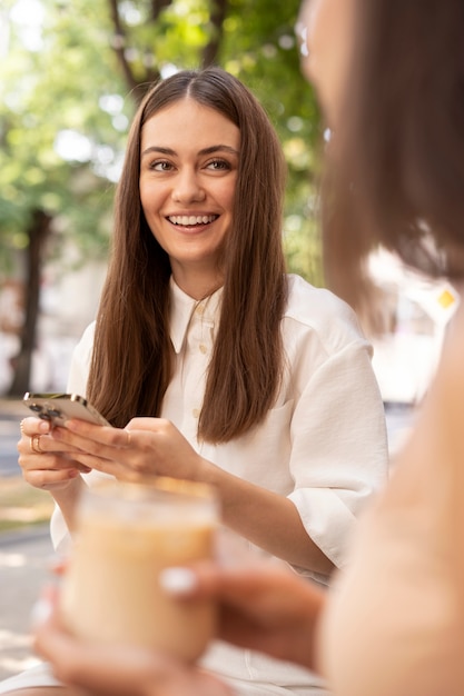 Jeune femme buvant du café glacé