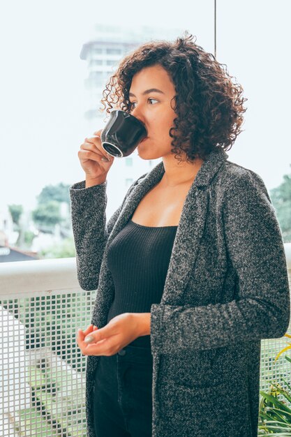 Jeune femme buvant du café