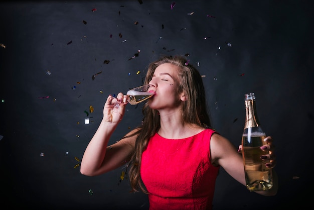 Jeune femme buvant du champagne