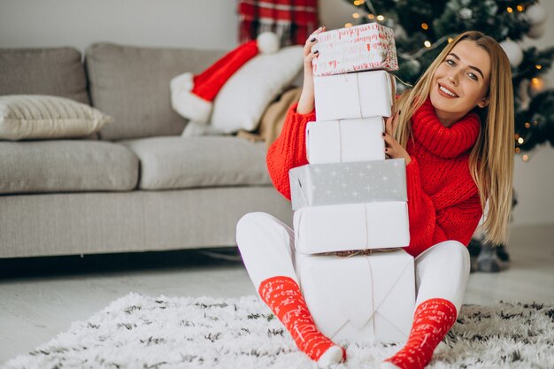 Jeune femme avec des cadeaux de Noël