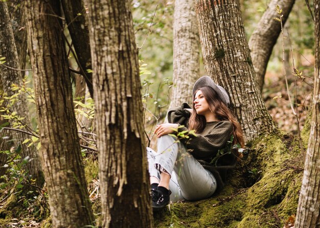 Jeune femme avec une caméra dans la nature