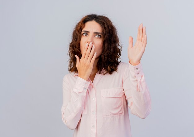 Une Jeune Femme Caucasienne Choquée Met La Main Sur La Bouche Et Lève La Main