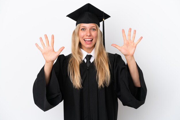 Jeune femme caucasienne diplômée universitaire isolée sur fond blanc comptant dix avec les doigts