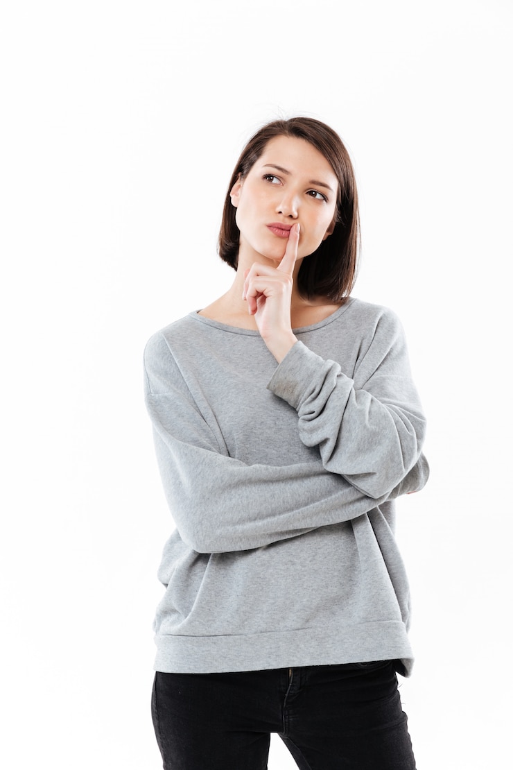 Photo gratuit une jeune femme caucasienne pensante se tient isolée.