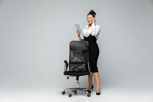 Jeune femme caucasienne en vêtements décontractés. Caractère féminin positif du corps, plus la femme d'affaires de taille