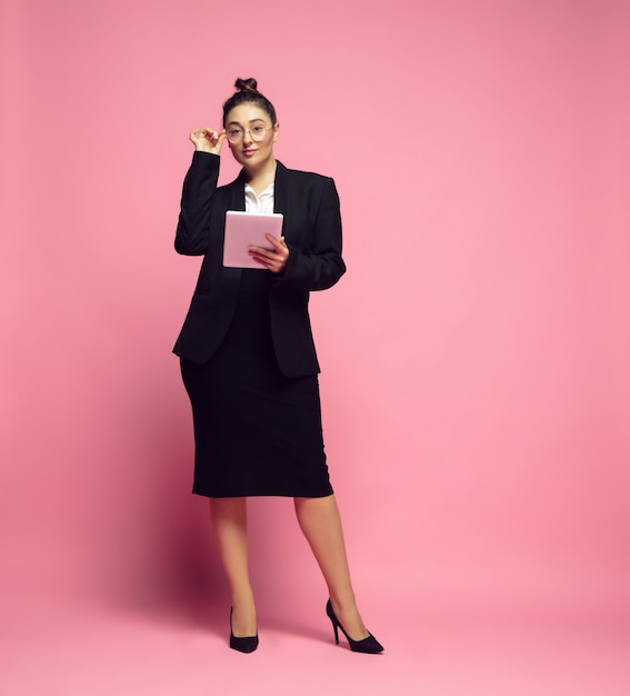 Jeune femme caucasienne en vêtements décontractés. Caractère féminin positif du corps, plus la femme d'affaires de taille