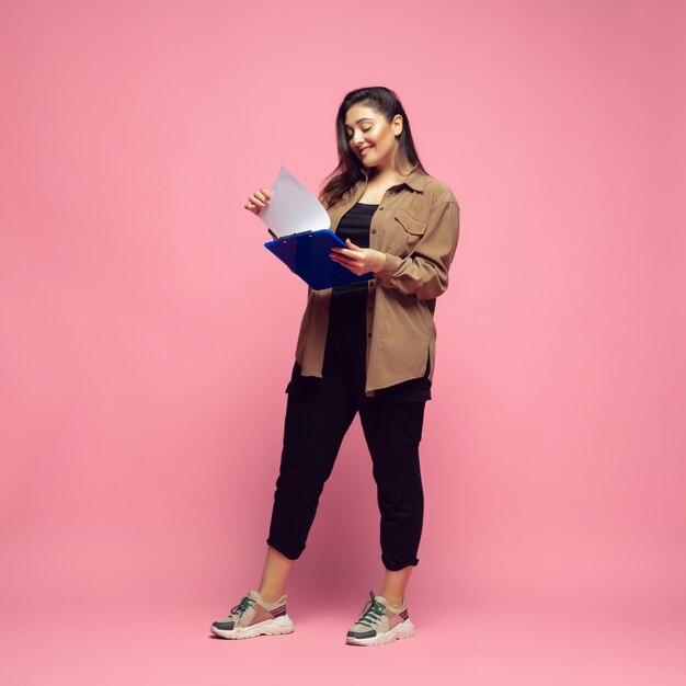 Jeune femme caucasienne en vêtements décontractés. Caractère féminin positif du corps, plus la femme d'affaires de taille