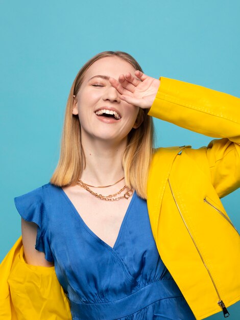 jeune femme, à, chaîne, collier, poser