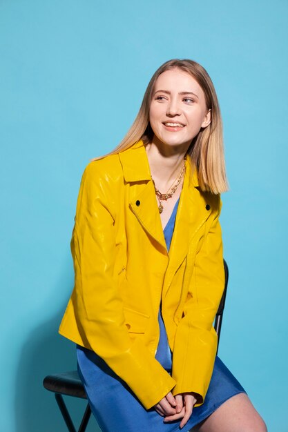 jeune femme, à, chaîne, collier, poser