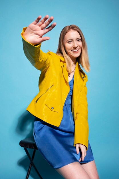 jeune femme, à, chaîne, collier, poser