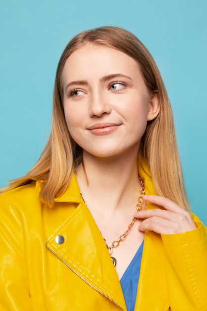 jeune femme, à, chaîne, collier, poser