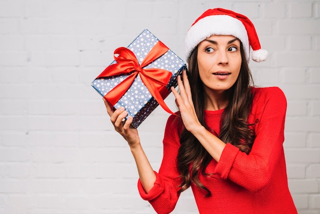 Photo gratuite jeune femme en chapeau de fête avec boîte présente