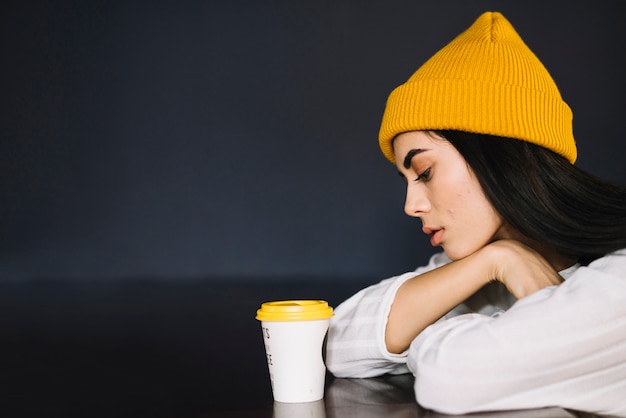 Photo gratuite jeune femme charmante près de tasse de boisson