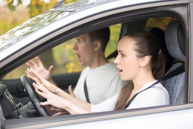 Jeune femme de chauffeur effrayée et un homme