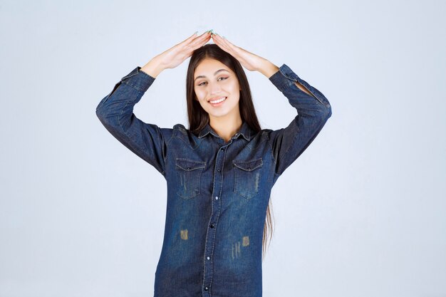 Jeune femme en chemise en jean envoi d'amour