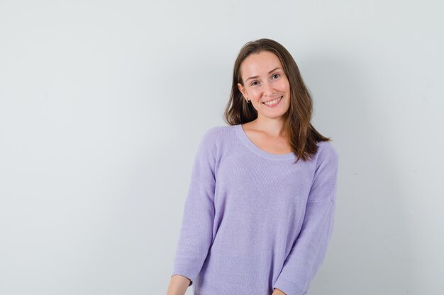 Jeune femme en chemisier lilas souriant et à l'optimiste