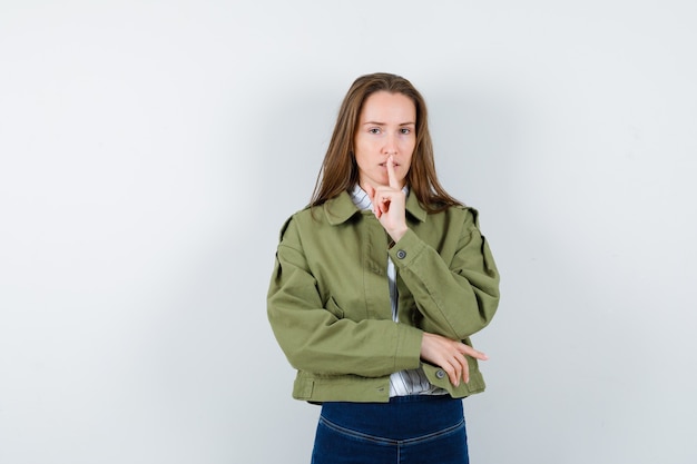 Jeune Femme En Chemisier Montrant Un Geste De Silence Et Semblant Sensible