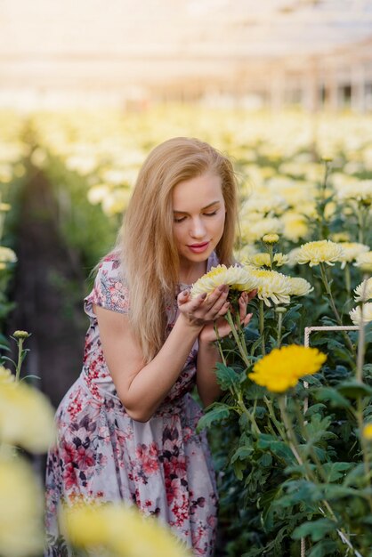 Jeune femme cherchant des fleurs