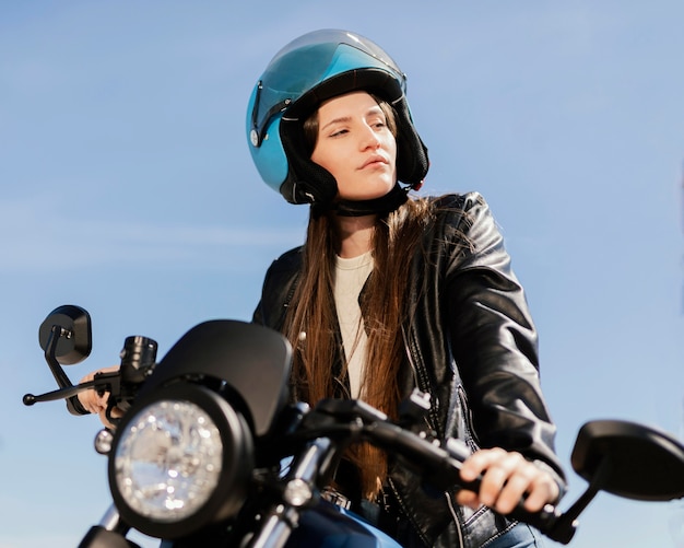 Jeune femme chevauche une moto