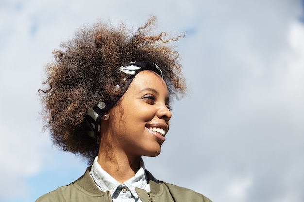 Jeune femme, à, cheveux bouclés, porter, bandana