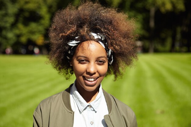 Jeune femme, à, cheveux bouclés, porter, bandana