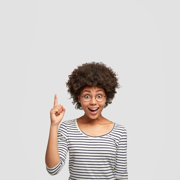 Jeune femme, à, cheveux bouclés, porter, chemisier rayé